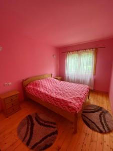 Ein Bett oder Betten in einem Zimmer der Unterkunft AB’s rustic cabin