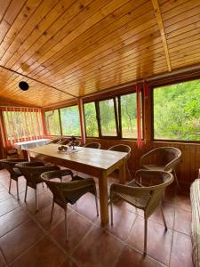 comedor con mesa y sillas en AB’s rustic cabin, en Dejani