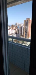 una finestra con vista sullo skyline della città di Apartamento Canto do Forte a Praia Grande