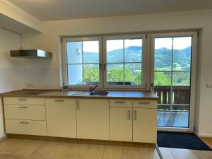 Kuchyň nebo kuchyňský kout v ubytování Ferienwohnung Hochriesblick