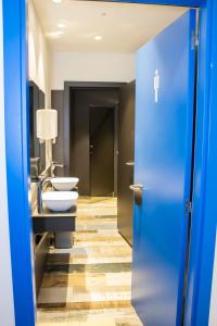 A bathroom at Albergue playa de sabaris