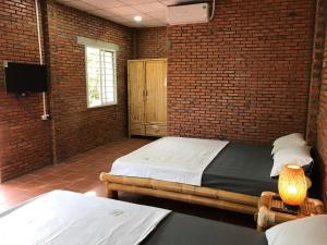 Postel nebo postele na pokoji v ubytování Nguyet Que Homestay & Tours