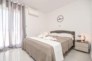 Кровать или кровати в номере Elaion Villa Naxos Town