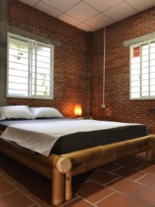 Säng eller sängar i ett rum på Nguyet Que Homestay & Tours