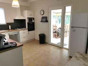 滨海布朗La Salicorne的带冰箱的厨房和通往天井的门 更多15张照片