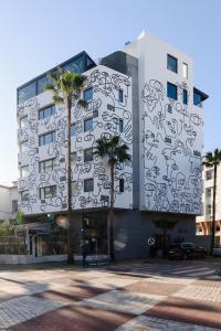 卡薩布蘭卡的住宿－JM Suites Hotel Eco-Friendly Casablanca，建筑的侧面涂鸦