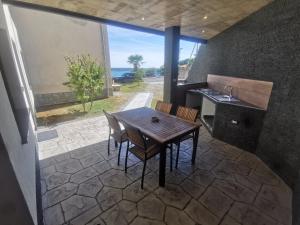 een keuken en eetkamer met een tafel en stoelen bij Apartma Auriga in Portorož