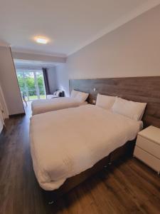 Een bed of bedden in een kamer bij Ardilaun Guesthouse Self Catering