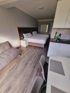 Een bed of bedden in een kamer bij Ardilaun Guesthouse Self Catering