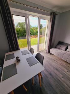 Een bed of bedden in een kamer bij Ardilaun Guesthouse Self Catering