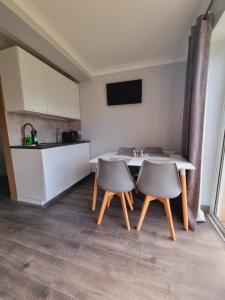 Een keuken of kitchenette bij Ardilaun Guesthouse Self Catering