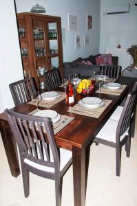 een houten eettafel met stoelen en een tafel met een stoel bij Agis home in Ágios Rókkos