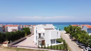 Gallery image of Villa Camelia by the sea in Polykhrono +26 photos
