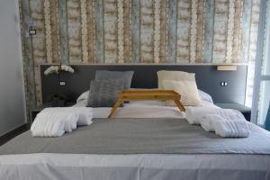 Un pat sau paturi într-o cameră la KALÓ ROOMS