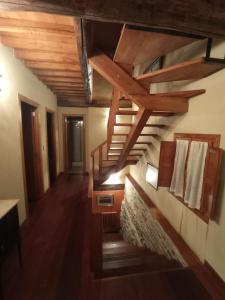 un pasillo con escaleras de madera en una casa en Casa de Abril 2, en San Cristóbal de Valdueza