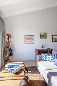 uma sala de estar com um sofá e uma mesa em 20 Good Summers Farm Stay em The Crags