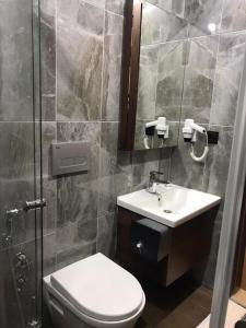 Um banheiro em Kibar Suite Hotel