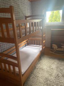 Двухъярусная кровать или двухъярусные кровати в номере The Dacha apartment