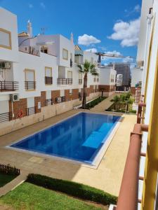 בריכת השחייה שנמצאת ב-Apartamento Duplex em Cabanas de Tavira או באזור