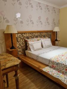 a bedroom with a bed and a table with a lamp at Apartamento Duplex em Cabanas de Tavira in Tavira