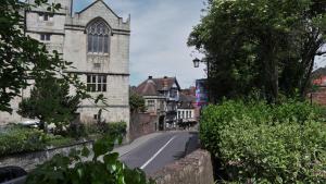 een lege straat in een stad met een kerk bij Meadow Terrace in Shrewsbury