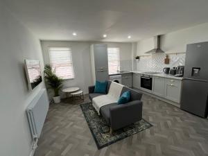 a living room with a couch and a kitchen at Warwick Town Centre Property in Warwick