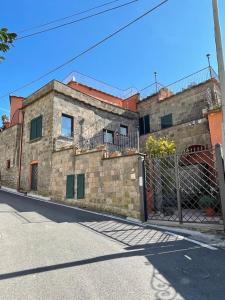 un bâtiment en pierre avec une clôture devant lui dans l'établissement Residence l'Incanto, à Piano di Sorrento