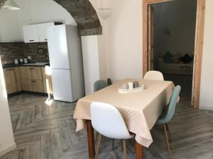 - une cuisine et une salle à manger avec une table et des chaises dans l'établissement L’alcova del centro, à Pantelleria