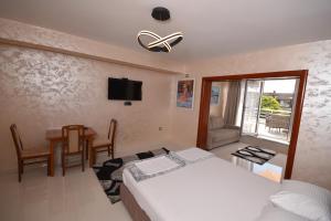 TV a/nebo společenská místnost v ubytování Apartments Daki