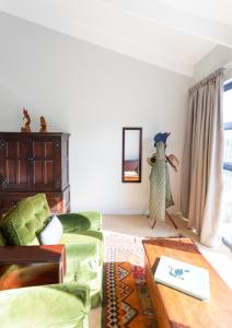 sala de estar con sofá verde y mesa en 20 Good Summers Farm Stay, en The Crags