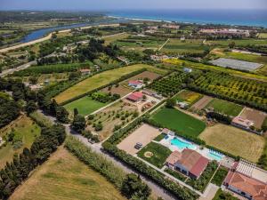 eine Luftansicht eines Parks neben dem Meer in der Unterkunft Sisula Country Hotel & SPA in Orosei