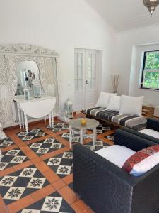 uma sala de estar com um sofá e um espelho em Casa Pitta Charm Villa em Santarém mais 37 fotografias