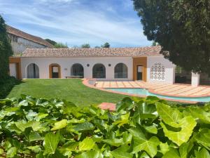 uma vista para a casa a partir do jardim em Casa Pitta Charm Villa em Santarém