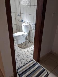 a bathroom with a toilet and a sink at Appart meublés Yaounde in Yaoundé