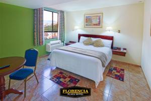 Postel nebo postele na pokoji v ubytování FLORENCIA PLAZA HOTEL