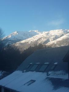 einen schneebedeckten Berg mit Bergen im Hintergrund in der Unterkunft APPARTEMENT T2 neuf ☆☆☆ proche ARGELES GAZOST in Beaucens