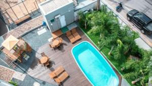 Uma vista da piscina em Lindo Apartamento, amplo e confortável, Penha Santa Catarina, ou nos arredores