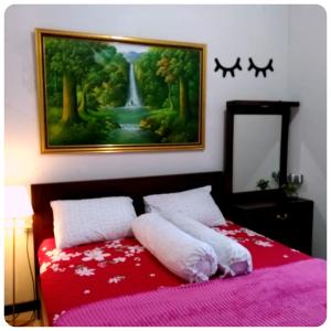 Un pat sau paturi într-o cameră la Family Villa Syariah C-37 Batu