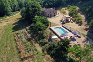 una vista aérea de una casa con piscina en Casa Rural Masia Can50, en Vallgorguina