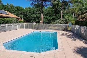 una piccola piscina in un cortile di Mobile home avec terrasse et piscine. a Hourtin