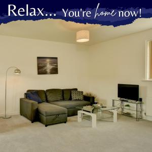 ein Wohnzimmer mit einem Sofa und einem TV in der Unterkunft K Suites - Teeswater - FREE PARKING in Bridgwater