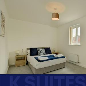 ein kleines Schlafzimmer mit einem Bett und einem Tisch in der Unterkunft K Suites - Teeswater - FREE PARKING in Bridgwater