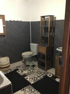 een badkamer met een toilet en een wastafel bij Belle maison de montagne proche Ajaccio in Bastelica