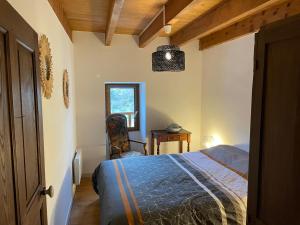 Een bed of bedden in een kamer bij Belle maison de montagne proche Ajaccio