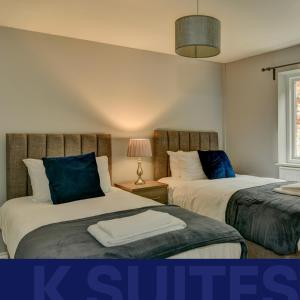 two beds sitting next to each other in a bedroom at K Suites - Friarn Lawn - FREE PARKING in Bridgwater