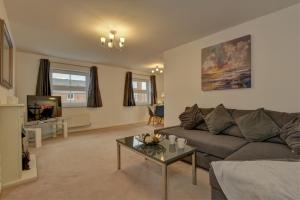 sala de estar con sofá y mesa en K Suites - Duke St Bridgwater, en Bridgwater