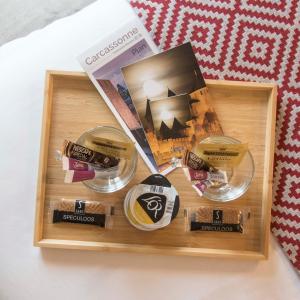 een houten kist met vier verschillende soorten bij Le Clos de Manon in Carcassonne