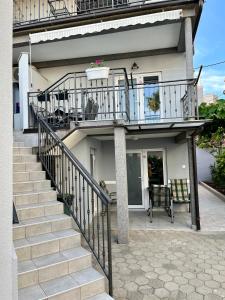 Un escalier mène à une maison avec balcon. dans l'établissement Apartmani Marina, à Crikvenica