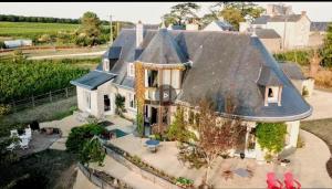 een luchtzicht op een huis met een dak bij La Coulee Verte in Saint-Aubin-de-Luigné