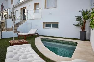 伊斯納哈爾的住宿－El Arrebol，一座房子后院的游泳池